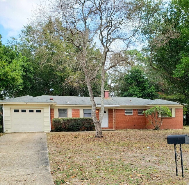 "Charming 3-Bed Oasis with 1.5 Baths in Fo... - "Charming 3-Bed Oasis with 1.5 Baths in Fo... Apartamento