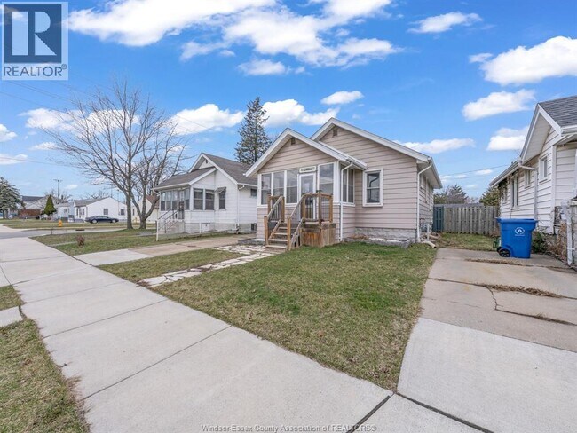 Photo - 410 Foch Ave