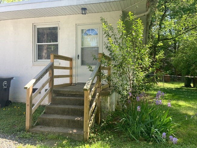 1 Bedroom Duplex, Lawn service included! - 1 Bedroom Duplex,  Lawn service included! House