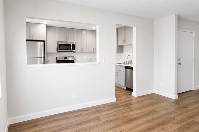 Photo - Remodeled Spacious 2BR/2BA in NoHo – Quiet 2nd Floor, Central A/C, 2 Parking Spaces Unidad 11441 Oxnard St Apt 21