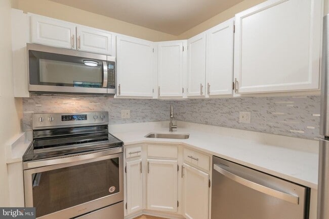 Building Photo - 1909 N Rhodes St Unit 29 Rental