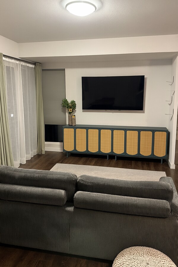 TV incluida - 1053 Eaton St