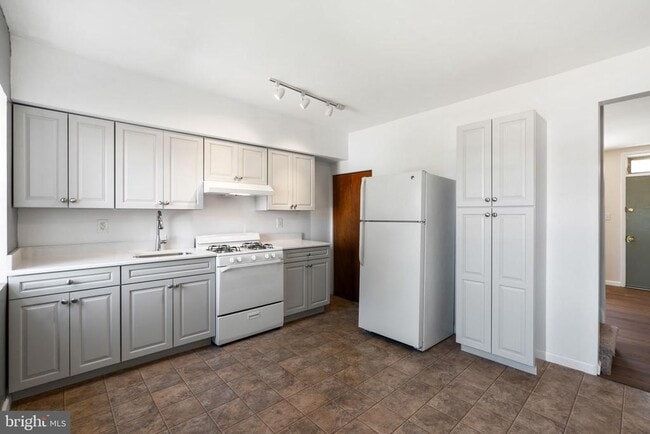 Photo - 613 N Scott St