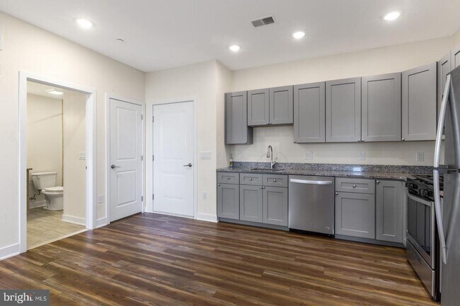 Photo - 2411 Kensington Ave Unit 309