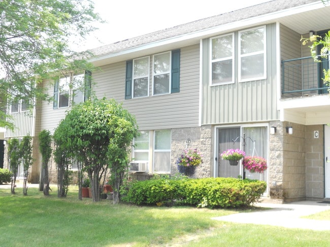 3BR Garden Exterior - Sedgwick Pines Rental