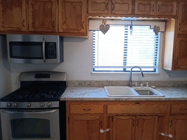 Photo - 3 Bedroom, 2 Bathroom Home! Schedule a Showing!