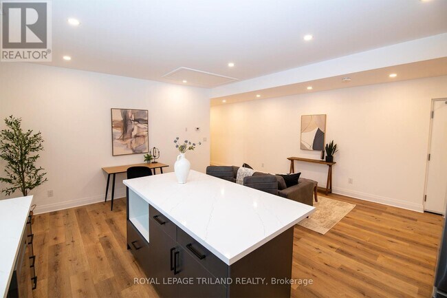 Photo - 425 Dundas St