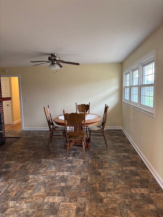 Photo - Large 4 Bedroom House in Quiet Country Setting