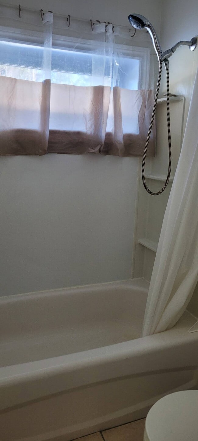 Photo - 646 Rue Main Street Unit 5