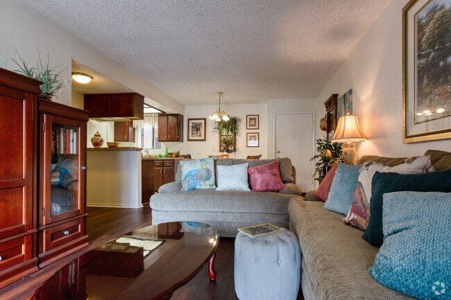 1BR, 1BA - 750 SF
