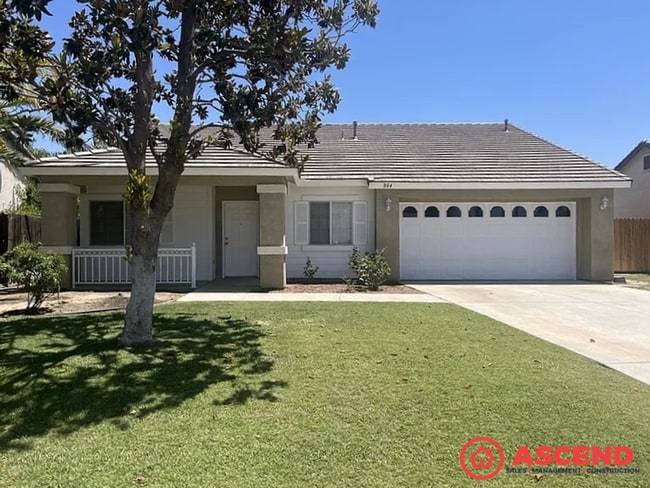 Lovely 3 Bedroom Home Off Stockdale Hwy! - Lovely 3 Bedroom Home Off Stockdale Hwy!