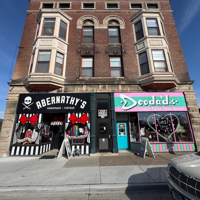 Building Photo - 1 Br small living room and small kitchen Unit Apt #4