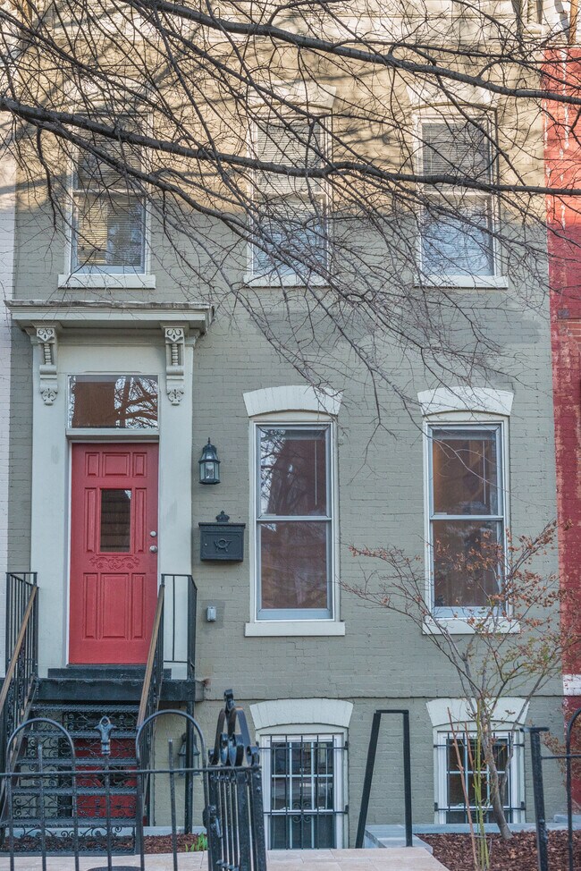 Building Photo - 609 10th St NE