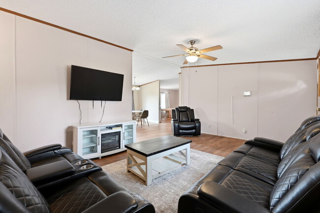 Photo - 219 Weyburn St