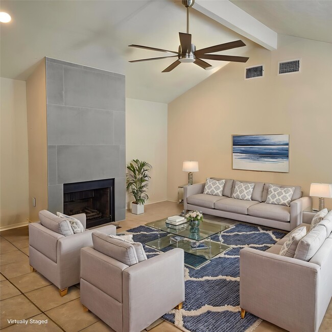 Building Photo - 15826 Los Altos Dr