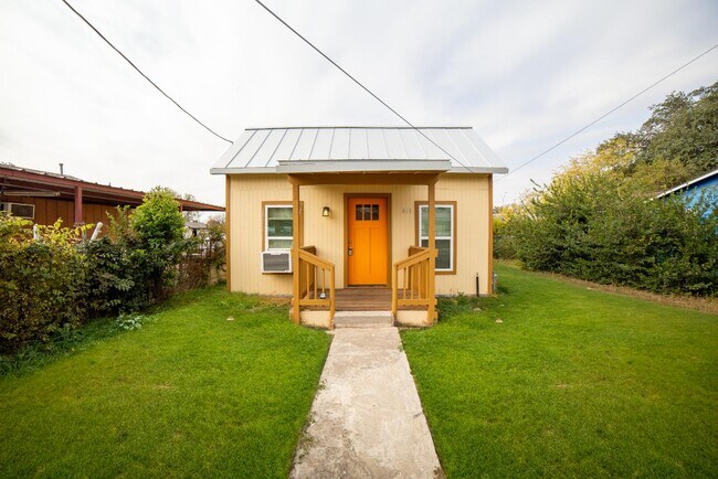Photo - 611 Rochambeau St
