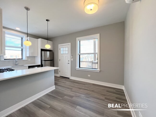 Building Photo - 3935 N Janssen Unit 2