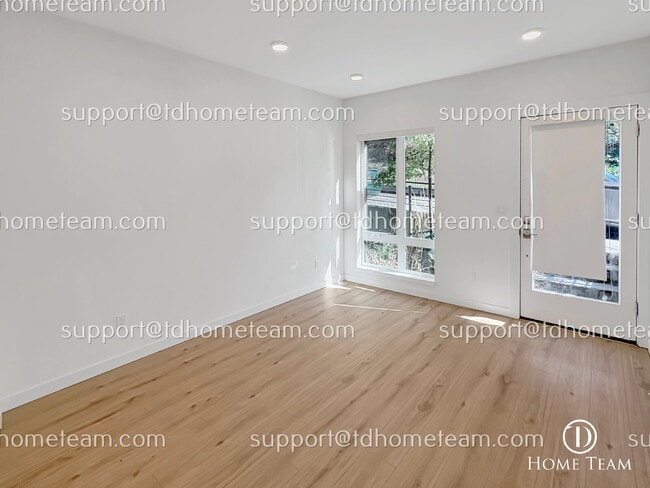 Photo - "Spacious 3-Bed Townhouse with Scenic View...