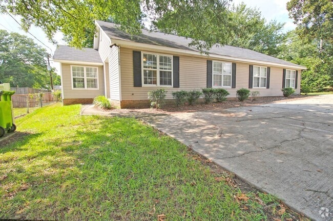 Building Photo - Available for Move-In July 20th ! 3 Bedroo... Rental