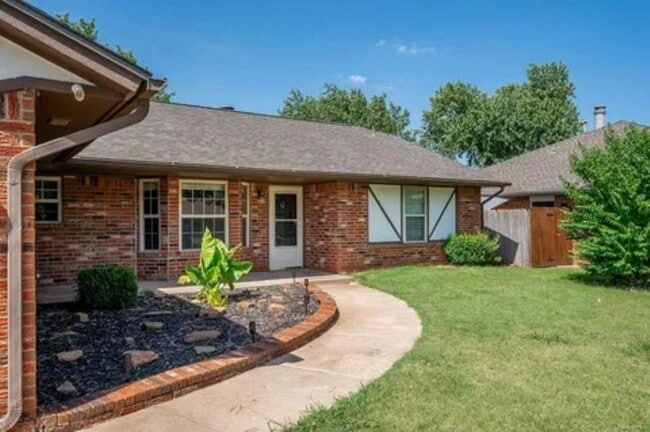 Photo - Updated 3 Bedroom/2 Bath Home w/Beautiful Landscaping - Edmond Schools