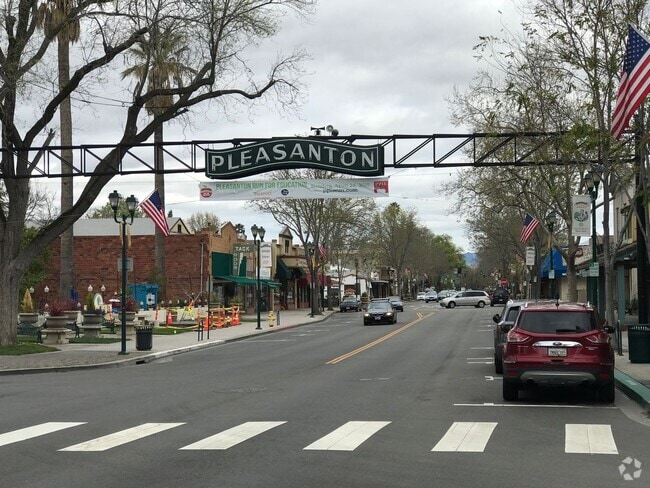 Building Photo - Downtown Pleasanton Charmer 3 BR 1 BA Rental