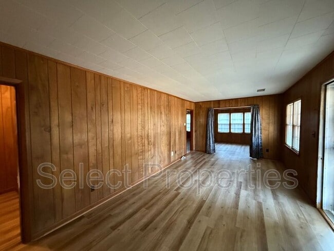 Photo - 1600 W Nettleton Ave