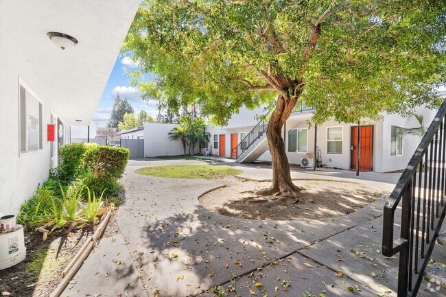 Building Photo - 10442 Lampson Ave Rental