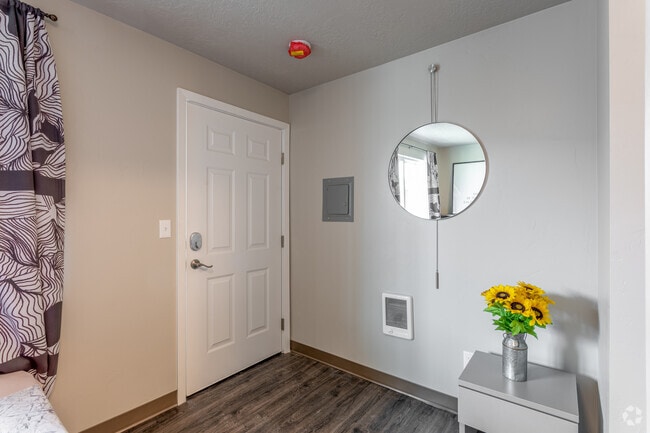 Studio - 220 SF - College Crest