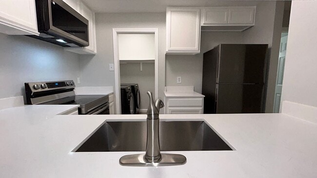 Building Photo - Ready for immediate move in!