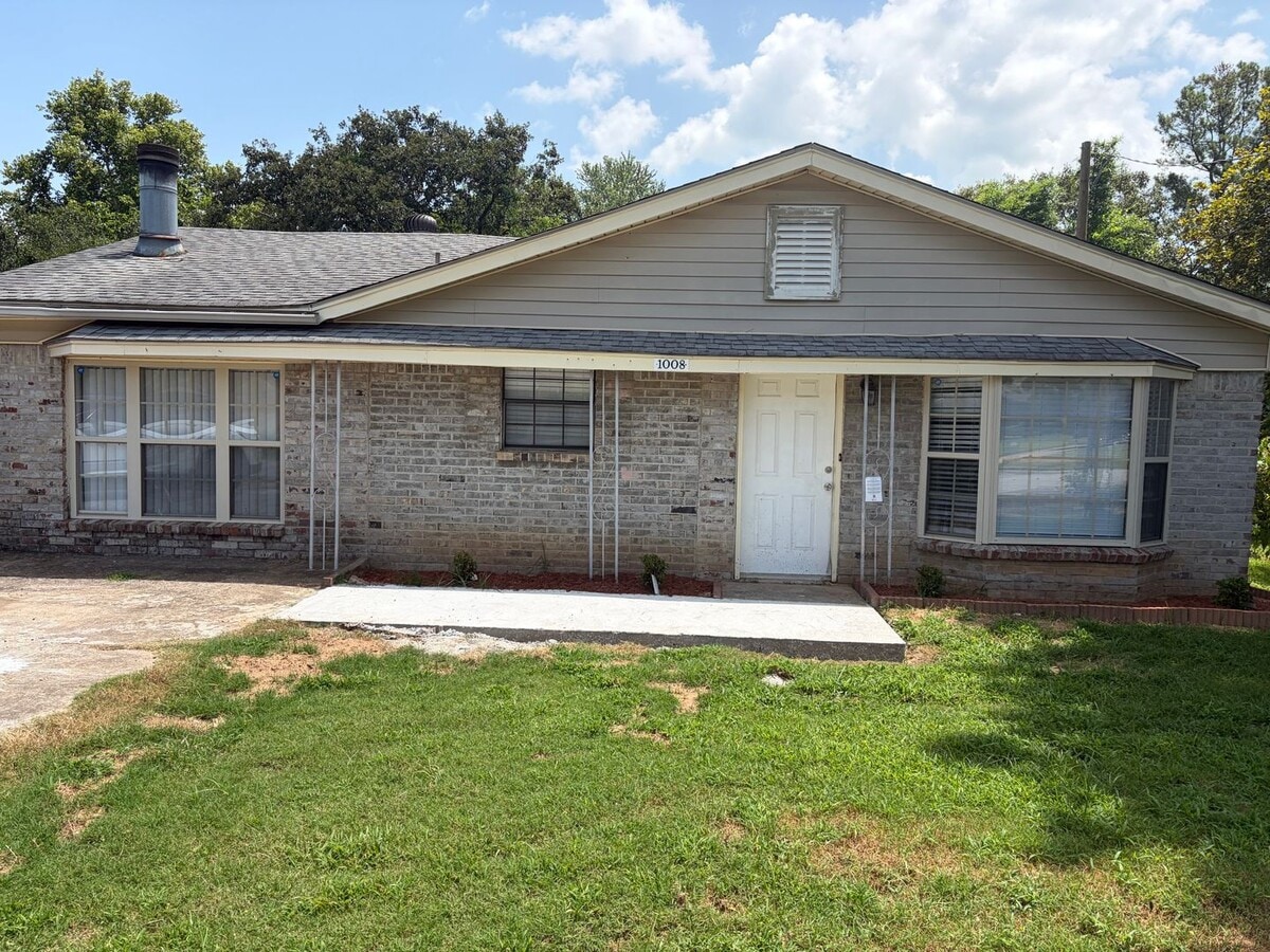 3 bedroom and 1.5 bathroom - 3 bedroom and 1.5 bathroom