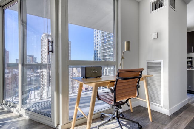 Photo - 1 E Delaware Pl Unidad FL8-ID1358