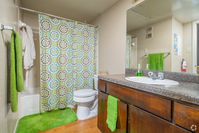 2BR, 2BA - 911SF Bathroom 01
