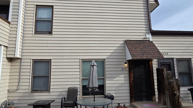 Building Photo - 2 Bed, 1.5 Bath Townhome with Garage Near McKee Medical Center Unit 1610