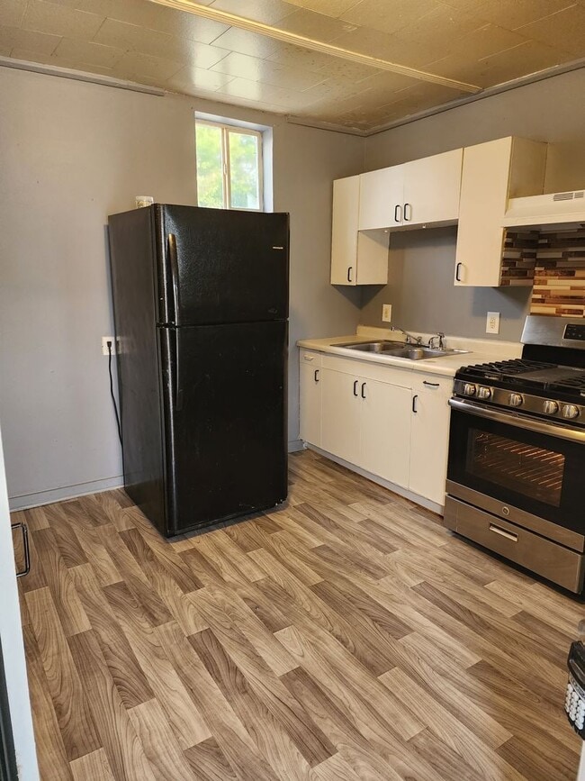 Building Photo - 1- 2 bedroom Unit 115-A North Walnut