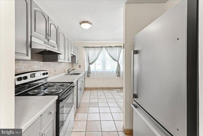 Building Photo - 529 W Marshall St Rental