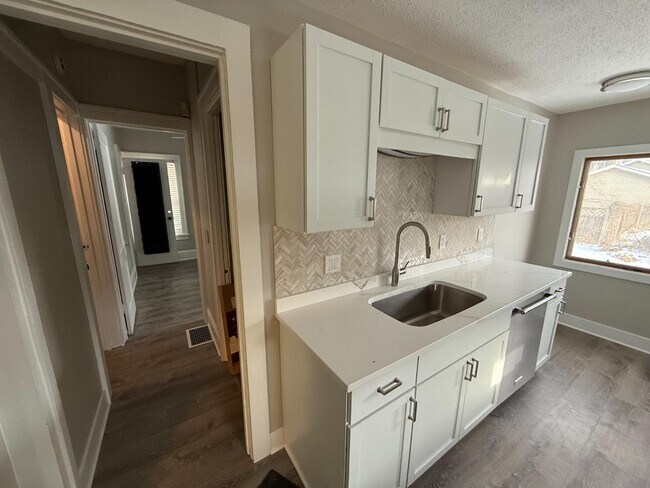 Photo - 3553 Dupont Ave S