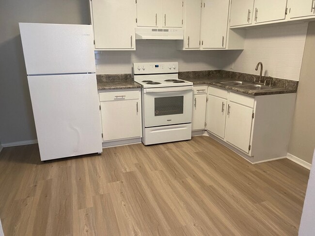 Photo - Embassy Court Apartments