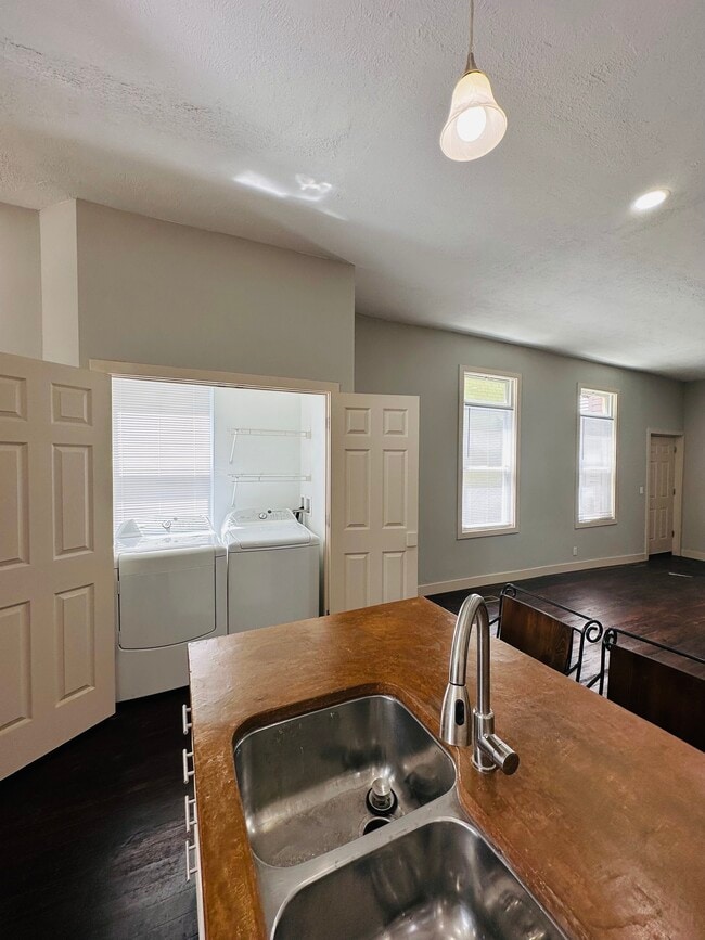 Photo - 2239 Flora St