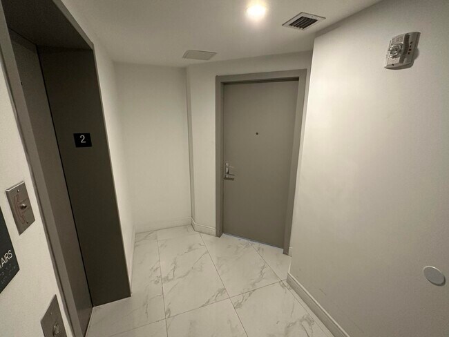 Photo - 488 NE 18th St Unidad 211