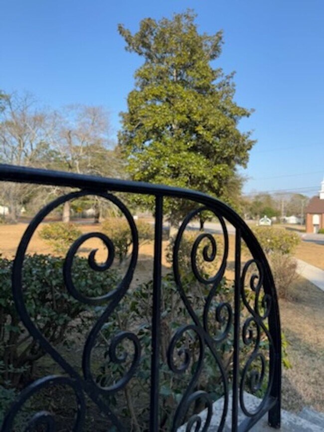 Photo - Fantastic Bungalow in Rosewood!