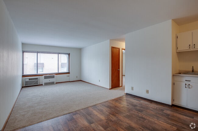 2BR, 1.5BA - 950SF