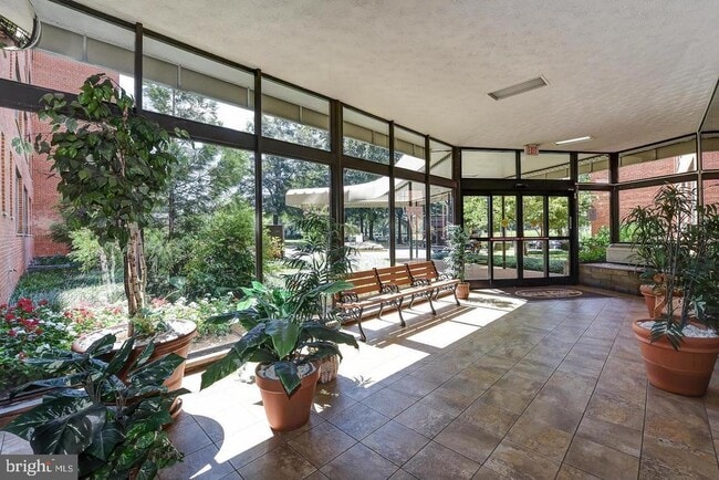 Building Photo - 1111 Arlington Blvd Unit 738