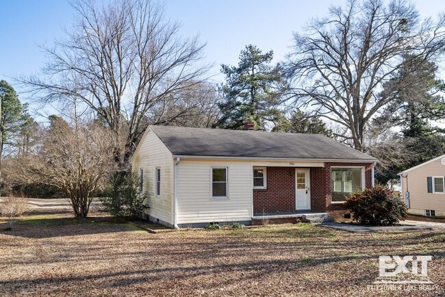 Photo - 3 Bedroom/1 Bathroom Brick Ranch For Rent