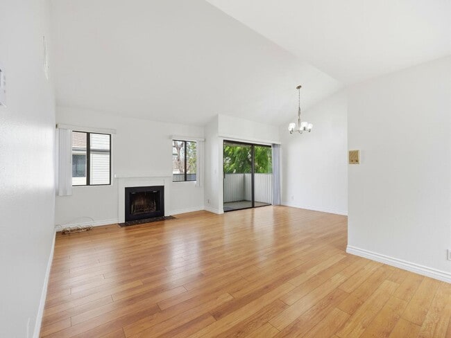 Photo - 10512 Sunland Blvd