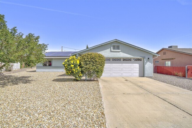 Building Photo - Home With 2 En-Suite Bedrooms in Prescott Valley