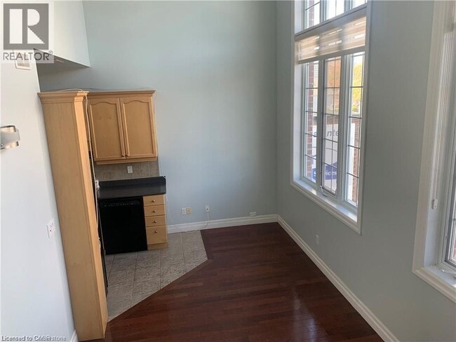 Photo - 555 King St E