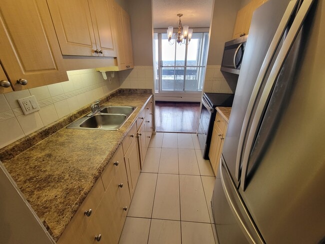 Building Photo - 8745-8165 165 St NW