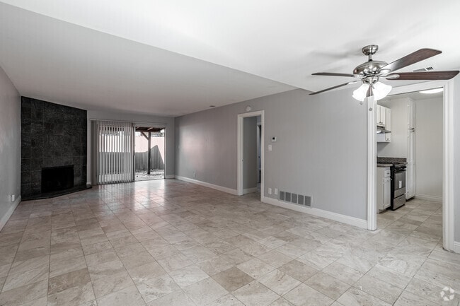 2 habitaciones, 2 baños, 950 pies cuadrados, sala de estar - Chaumont Villas Apartments