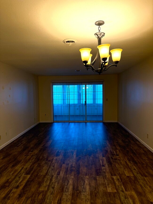 Sala de estar - 104 Meadow Park Ln Unidad c