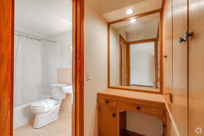 Studio - 400SF - Bathroom
